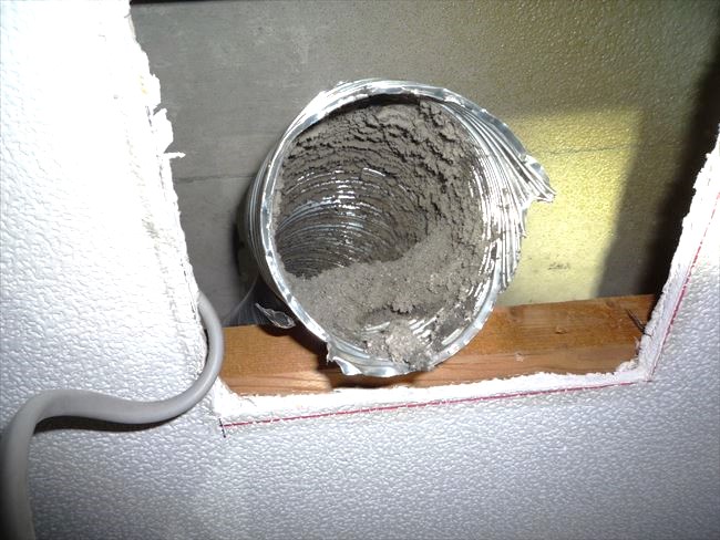 換気ダクト内部の綿ホコリ