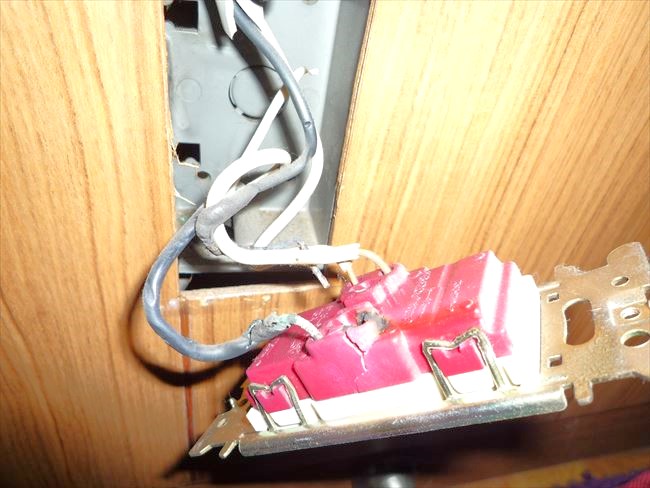 コンセントに電気がこないトラブルの修理交換｜堺市東区中茶屋