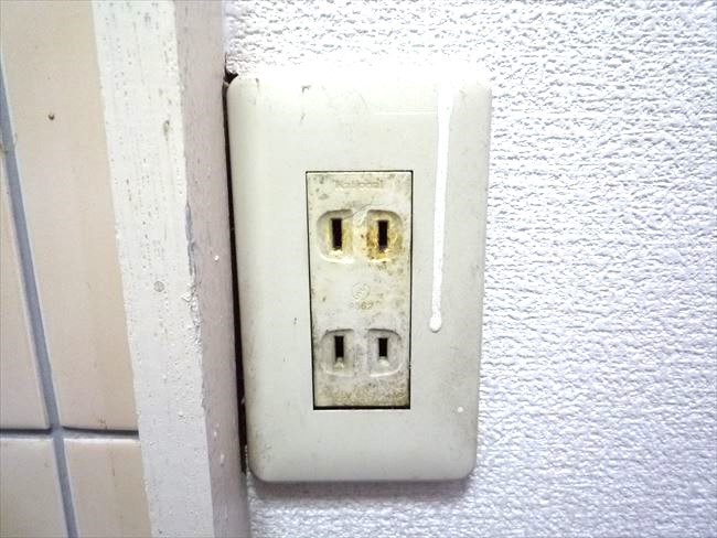挿込口が焼けたコンセント