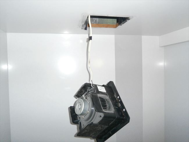 二部屋用換気扇本体取り外し作業