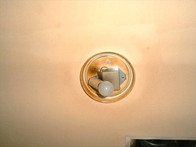 ガラスグローブが割れた古いトイレ照明