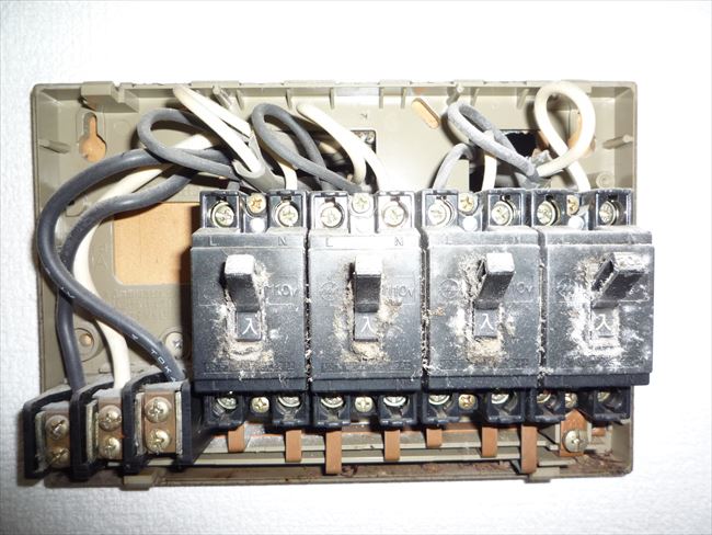 電源線の色識別不具合