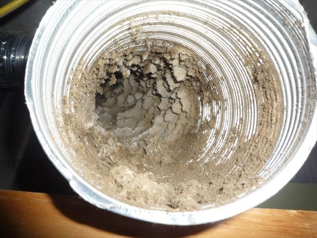 換気ダクトの中に溜まったホコリ
