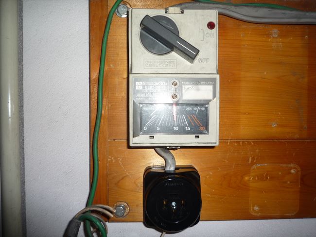 電動フォークリフト充電接地3P20A露出コンセント