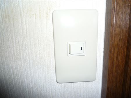 【堺市東区】トイレ照明WN5001フルカラースイッチ交換修理
