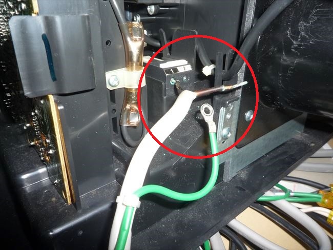 電源接続部の錆、電線焼け