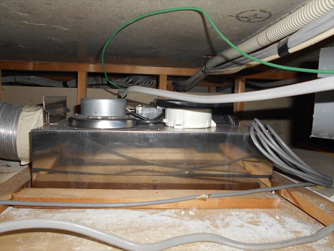 天井裏の浴室暖房換気乾燥機取付位置
