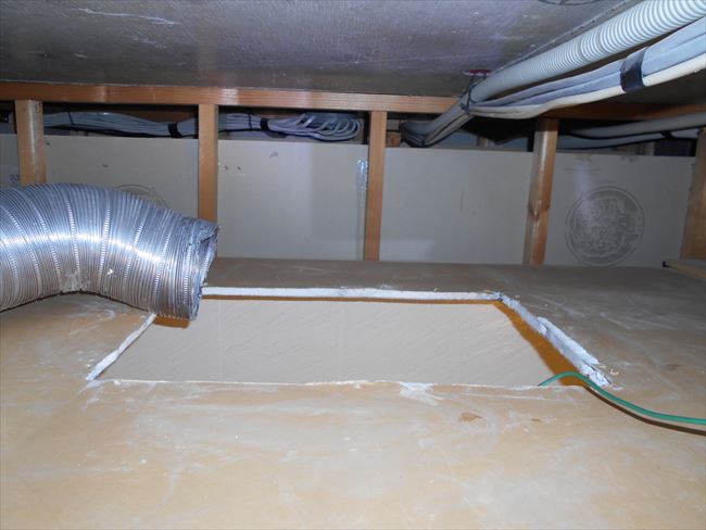 天井裏から見た浴室暖房換気乾燥機の開口