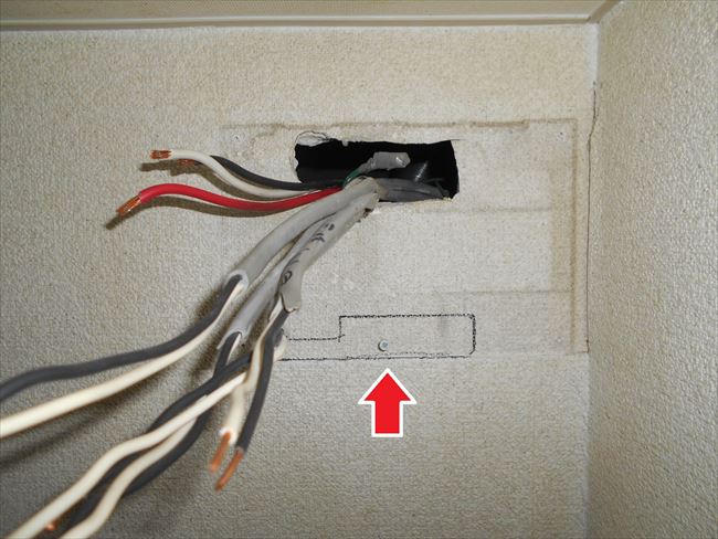 分電盤電線接続位置のボード開口