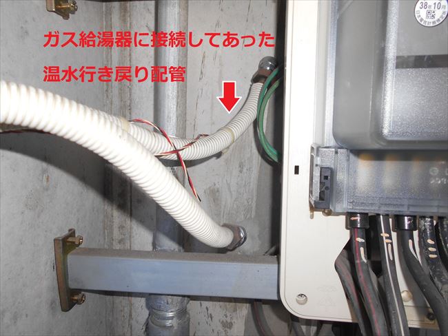 給湯器側温水行き戻り配管