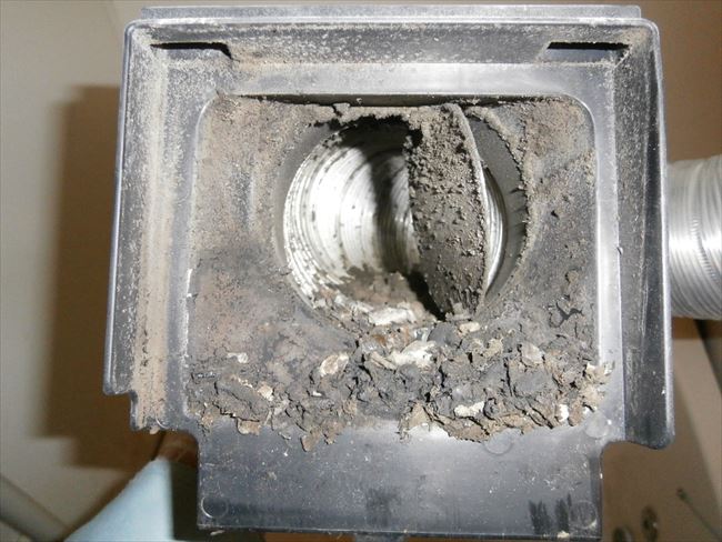 ダクト接続口に山積したホコリ