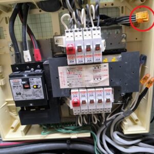 分電盤内部でも差込み型コネクターで結線