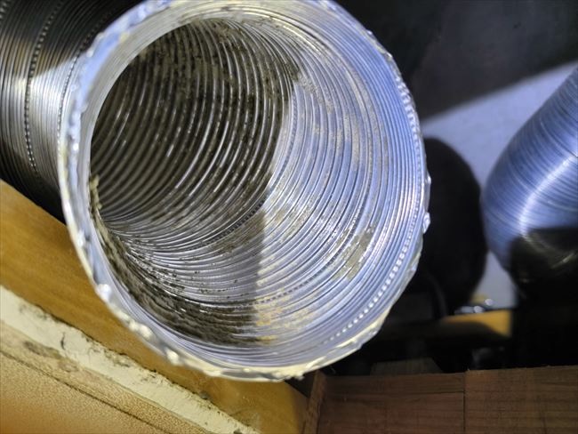 換気ダクトのホコリの除去後