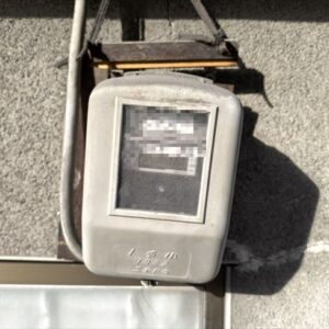 外壁から剥がれた電力量計木板交換工事｜大阪市福島区福島