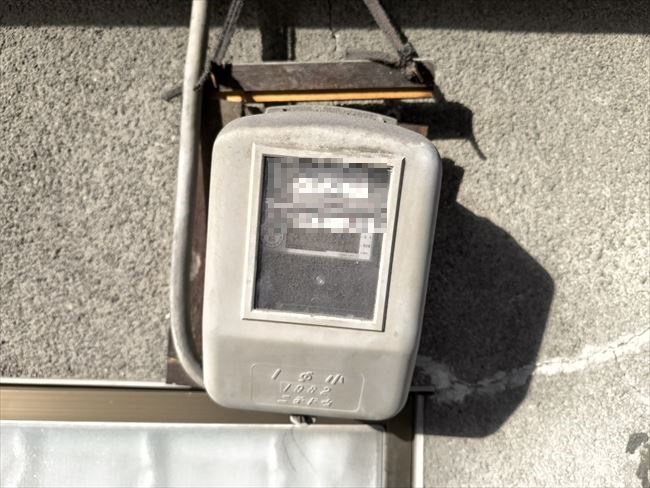 外壁から剥がれた電力量計木板交換工事|大阪市福島区福島