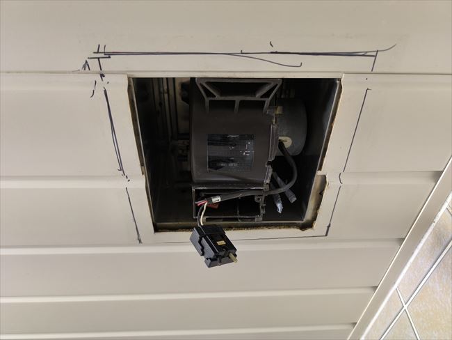 浴室天井材の開口箇所を罫書き