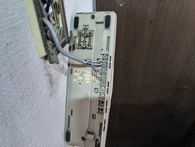 受話式インターホンと玄関子機との通信ケーブル