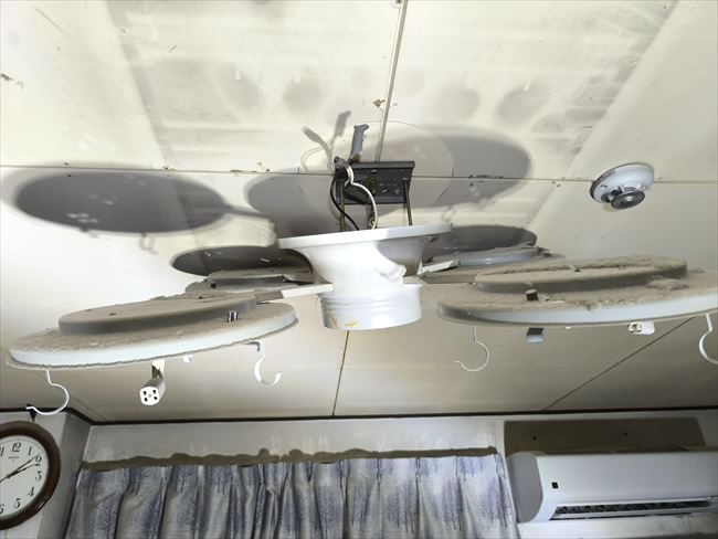 蛍光灯型シャンデリア取外し