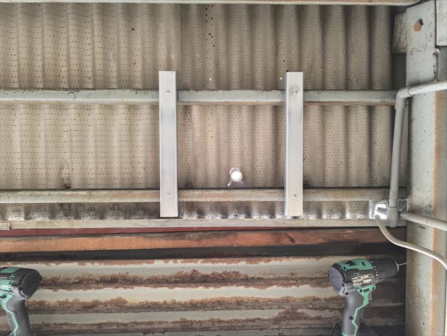 フォークリフト充電コンセント取付金具