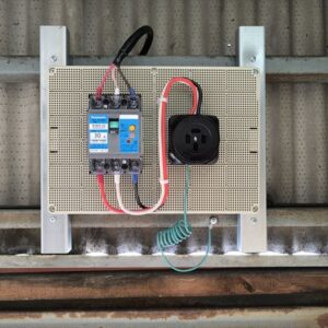 フォークリフト充電コンセント盤取付