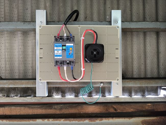 フォークリフト充電コンセント盤取付