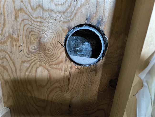 丸形パイプフードの防虫網を塞ぐホコリ