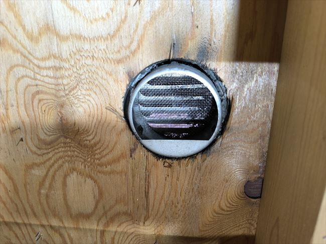 丸形パイプフードの防虫網を塞いでいたホコリを除去