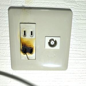 ショートして真っ黒に焦げたコンセント