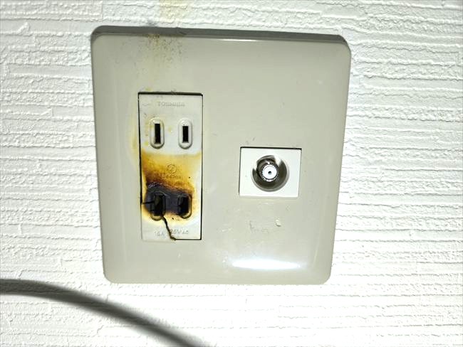 ショートして真っ黒に焦げたコンセント