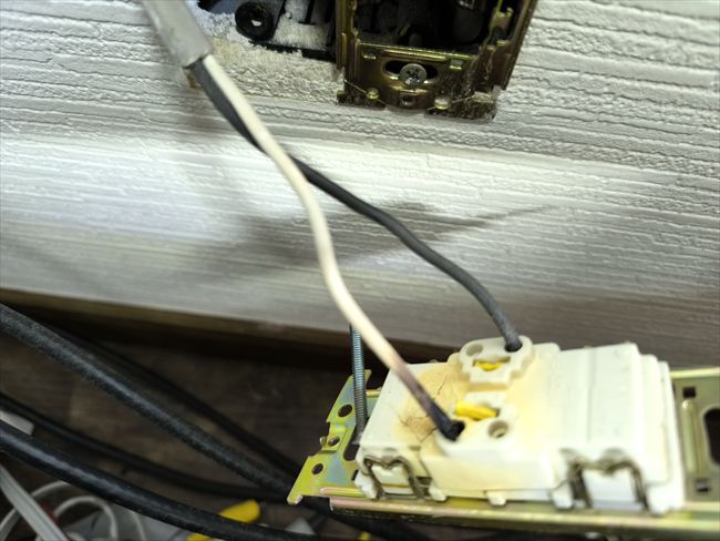 コンセント裏面で焼けた電線
