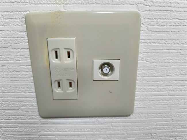 WN1302ダブルコンセント取付け