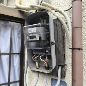 古い電力メーターボックス