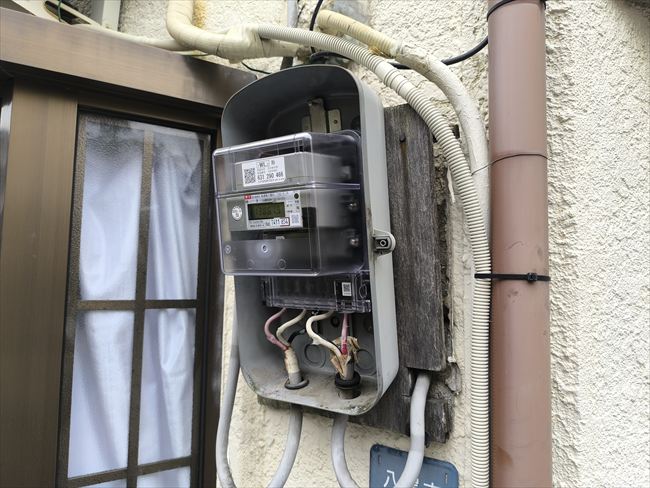 古い電力メーターボックス