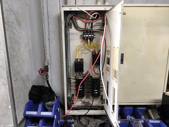積算電力計に接続する電線を入線