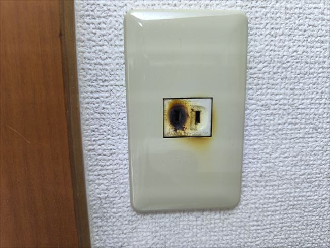 ショートして焦げたエアコン専用コンセント