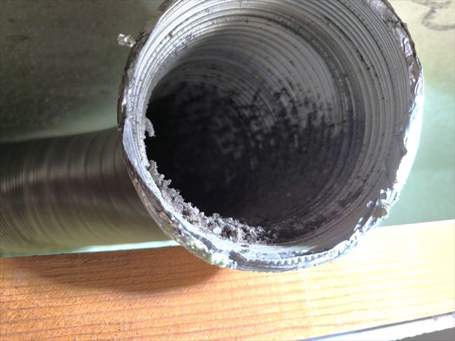 排気ダクト内部に溜まった黒いホコリ