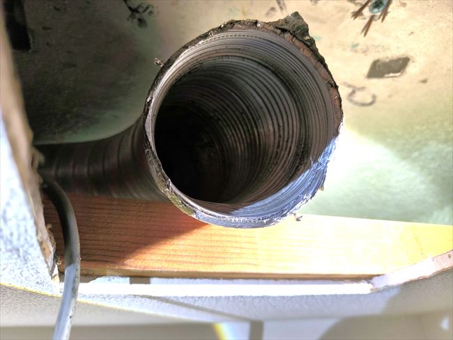 排気ダクト内部に溜まっていたホコリを除去