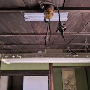 ガイシ引き配線で取り付けられいる照明コンセントコード