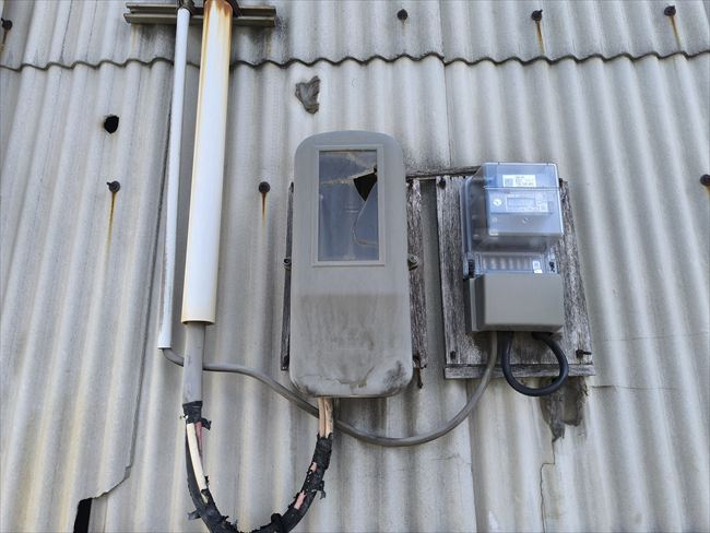破損した電力量計ボックス