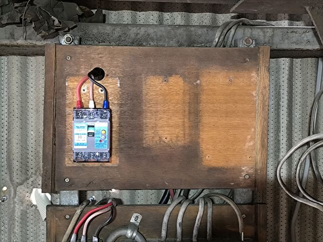 1.5Kwコンプレッサー用3P30A漏電ブレーカー取付